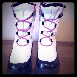 Totes Camila Snow Boots; White/Black/Pink bungee